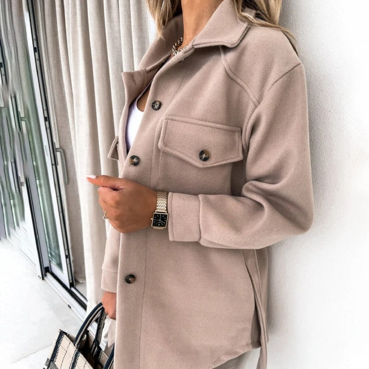 Modna damska kurtka typu wrap, wiosenna. Zapewnia komfort i styl do eleganckich stylizacji na dzień.
