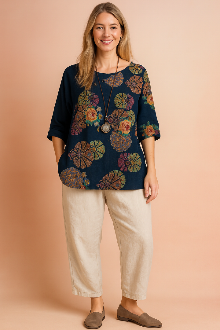 Elegancka bluzka damska z printem, luźny krój. Modna wzorzysta bluzka na co dzień w stylu boho.