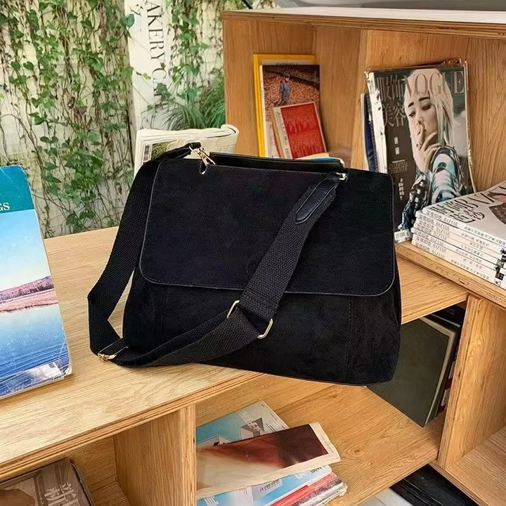 Elegancka damska torba zamszowa crossbody, stylowy dodatek do codziennych i wieczorowych stylizacji.