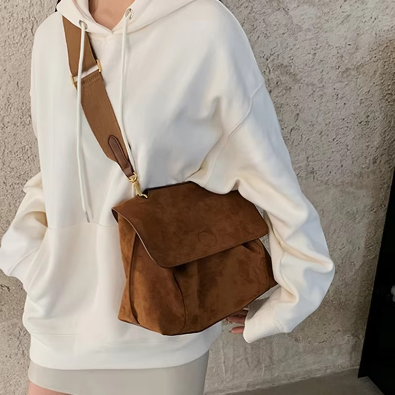 Modna damska torba na ramię zamszowa, idealna do noszenia jako crossbody, bardzo praktyczna.