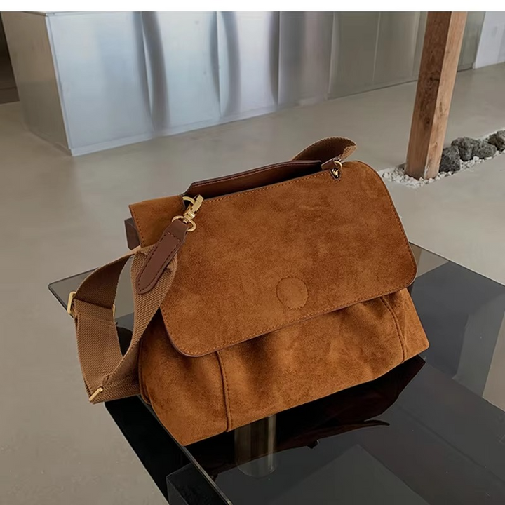 Praktyczna i stylowa zamszowa torba damska crossbody, idealna na każdą okazję, w modnym designie.