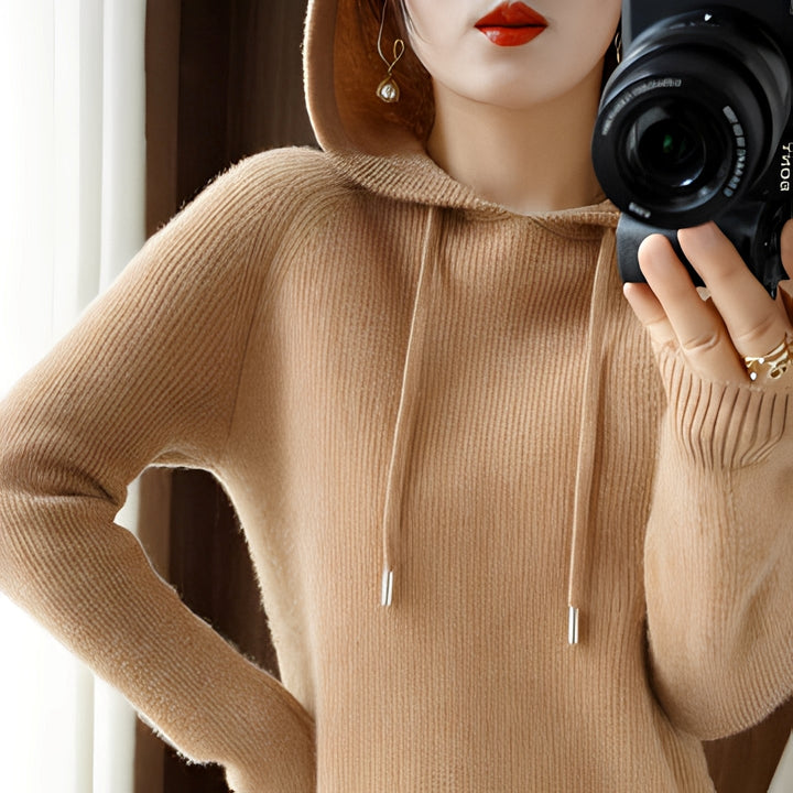 Modna damska bluza zimowa z kapturem, noszona przez modelkę. Casualowy styl, ciepła i komfortowa.