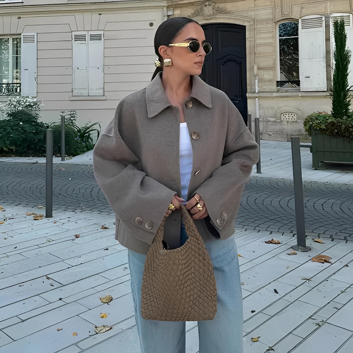 Ciepła damska kurtka zimowa w kolorze khaki, elegancka i wygodna, idealna na mroźne dni. Moda damska casual.