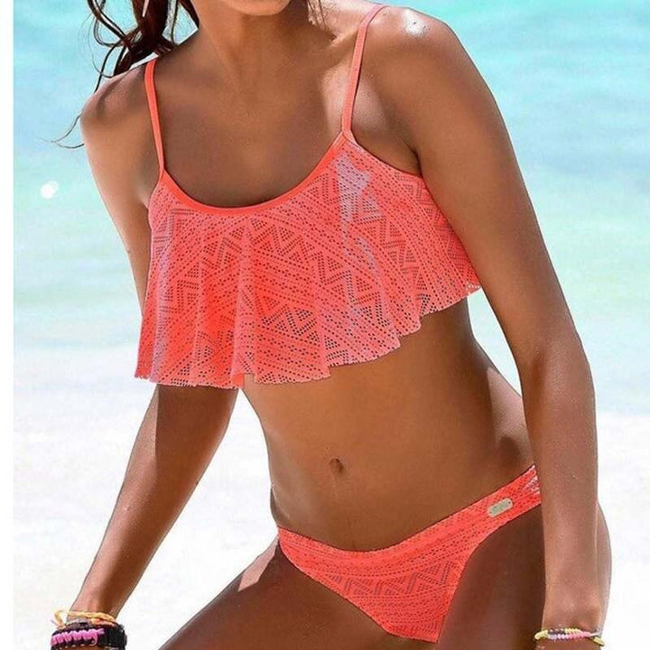 Damski ażurowy strój kąpielowy bikini z falbanką, idealny na lato i plażę.