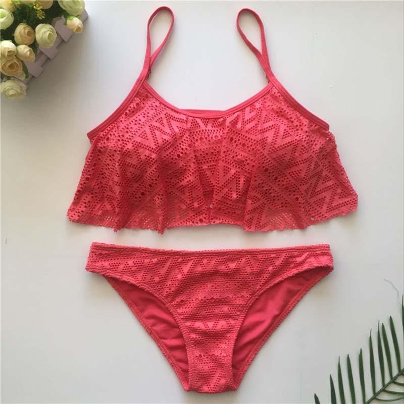 Modny dwuczęściowy kostium kąpielowy bikini z ażurowym wzorem i falbankami.