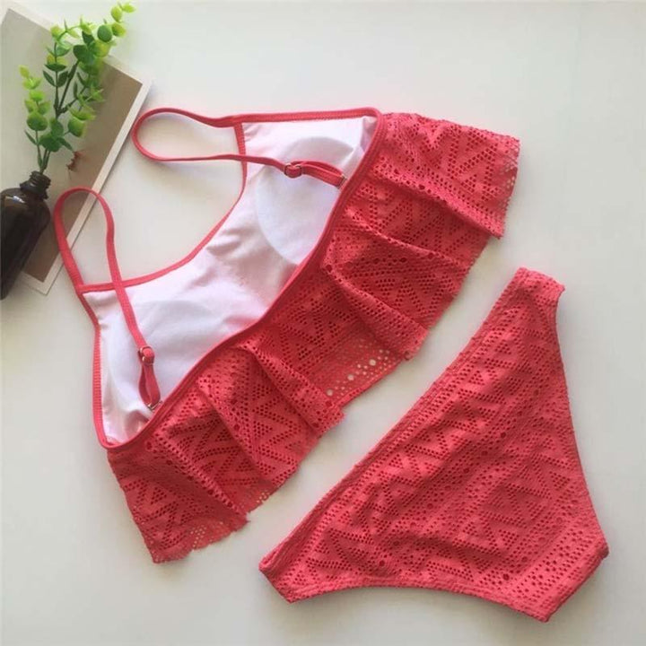 Elegancki damski strój kąpielowy bikini, ażurowy design z uroczą falbanką.