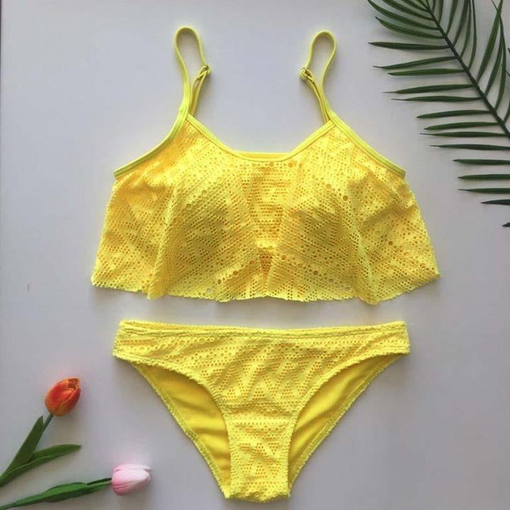 Góra bikini z falbanką i ażurowym wzorem, damska bielizna plażowa.