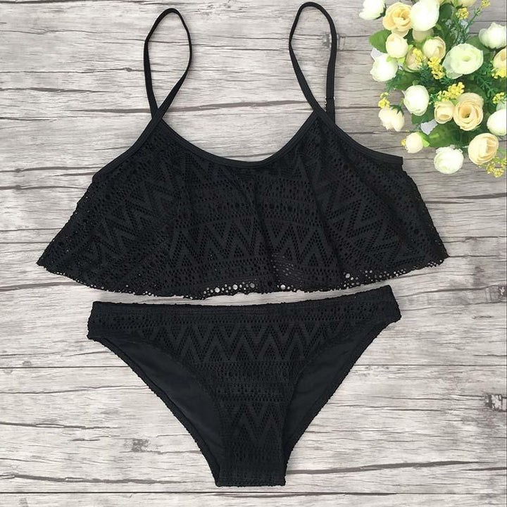 Damskie bikini z ażurowymi wstawkami i ozdobną falbanką, idealne na słońce.