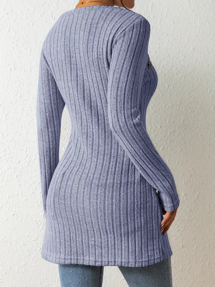 Elegancki top damski z prążkowanej dzianiny, asymetryczny krój, guziki na dekolcie.