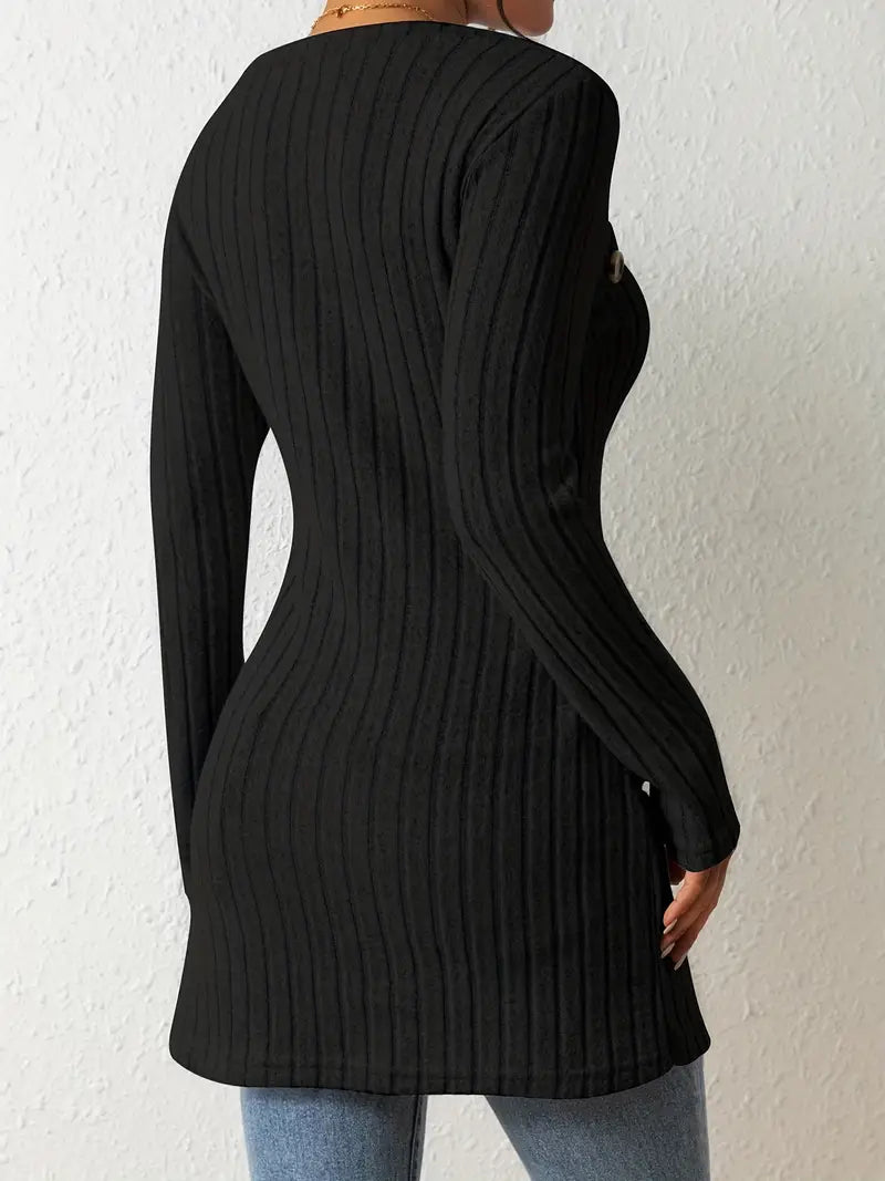 Stylowy asymetryczny top z guzikami, prążkowana faktura, idealny do wielu outfitów.