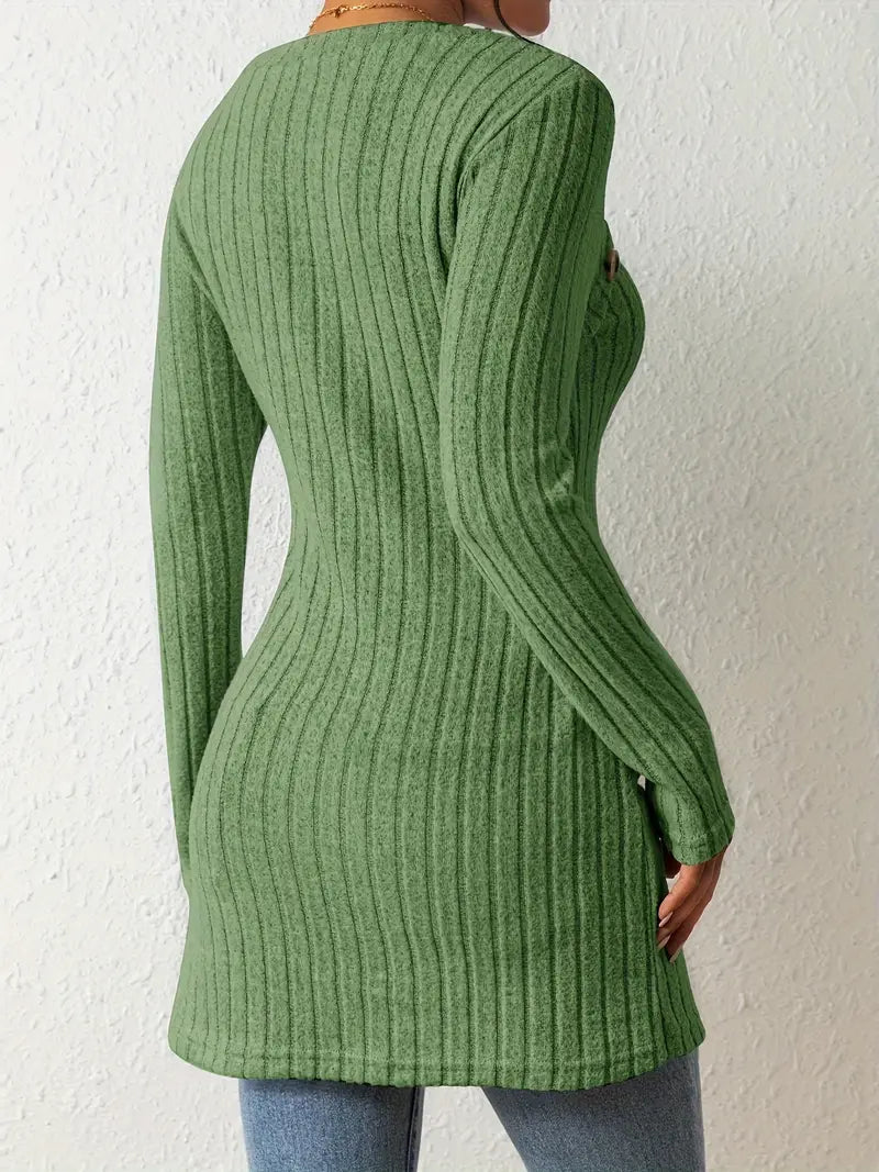 Elegancki top damski prążkowany, asymetryczny krój, z guzikami, do noszenia w biurze.