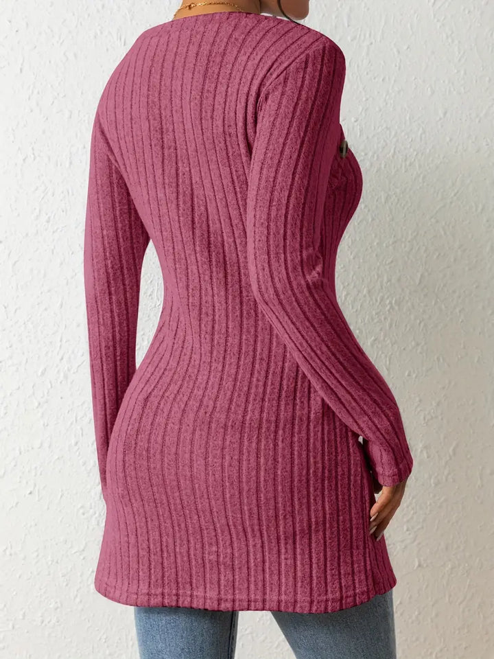 Modny top asymetryczny damski, prążkowany, z guzikami, do stylizacji na co dzień.