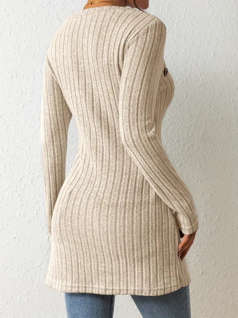Asymetryczny top z długim rękawem, prążkowany, z guzikami, must-have w modzie damskiej.