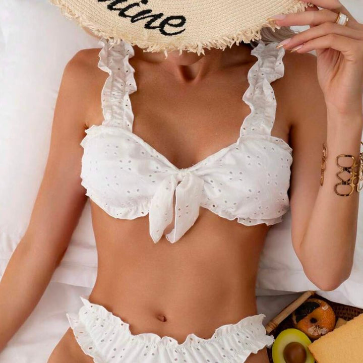 Damski biały strój kąpielowy bikini, dwuczęściowy, haftowany, idealny na lato i plażę.