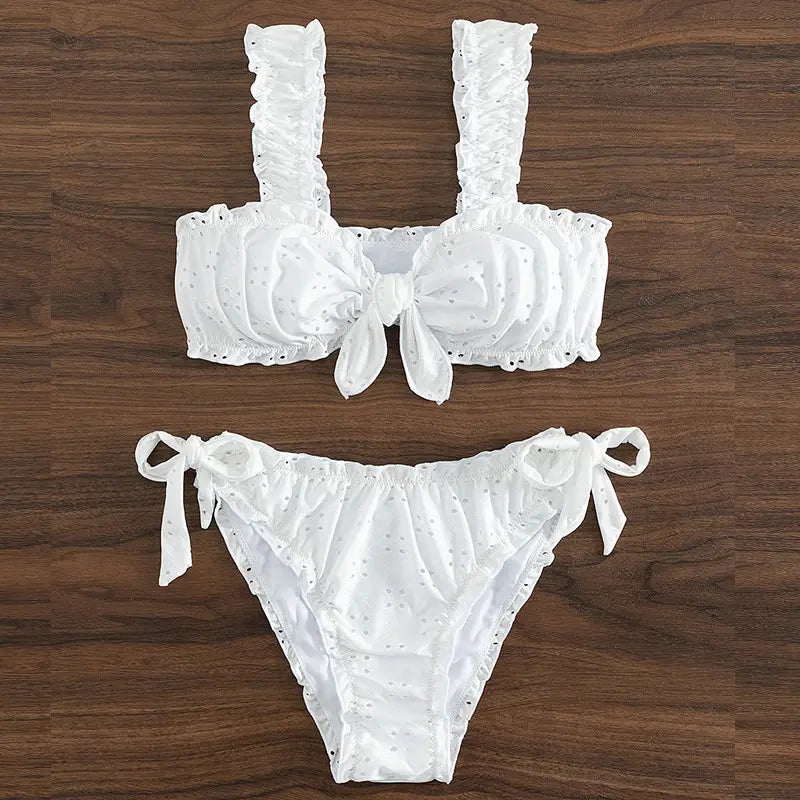 Eleganckie białe bikini damskie z delikatnym haftem, dwuczęściowy strój kąpielowy, moda plażowa.