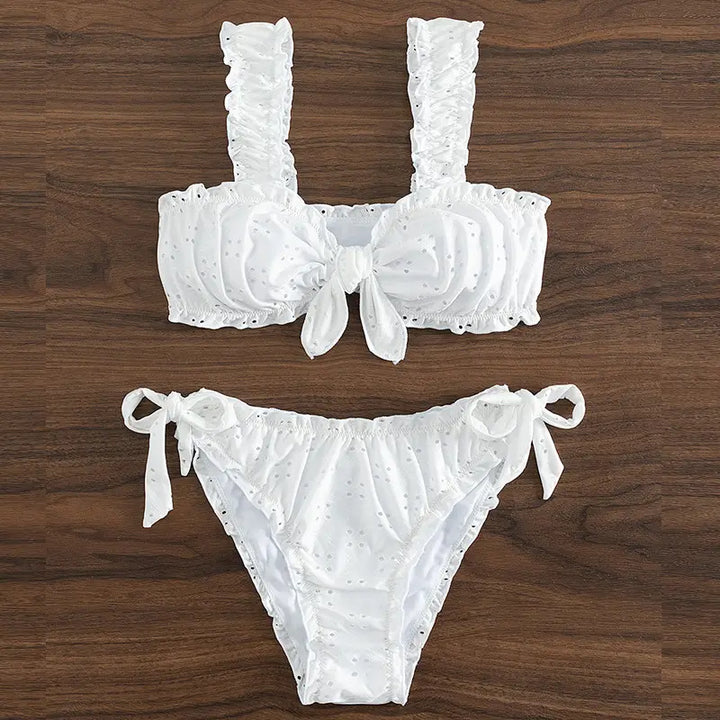 Eleganckie białe bikini damskie z delikatnym haftem, dwuczęściowy strój kąpielowy, moda plażowa.