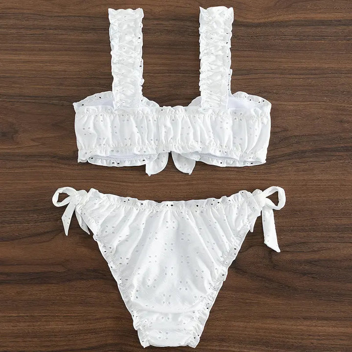 Haftowany biały strój kąpielowy bikini, dwuczęściowy, damski, stylowy wzór na wakacje.