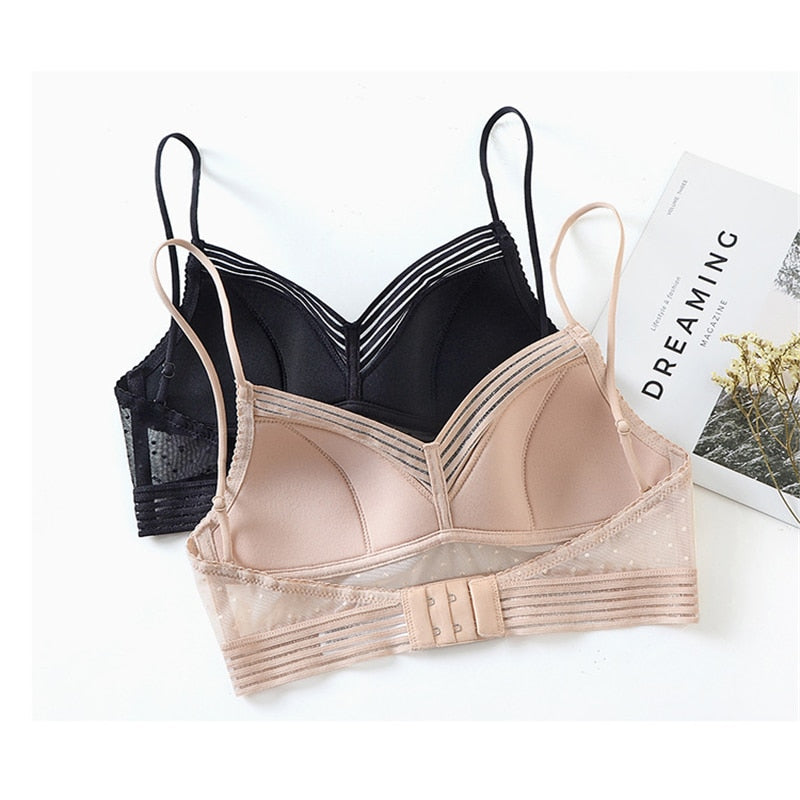Modny damski biustonosz bralette. Bielizna z odkrytymi plecami, usztywniona, gwarantująca komfort noszenia.