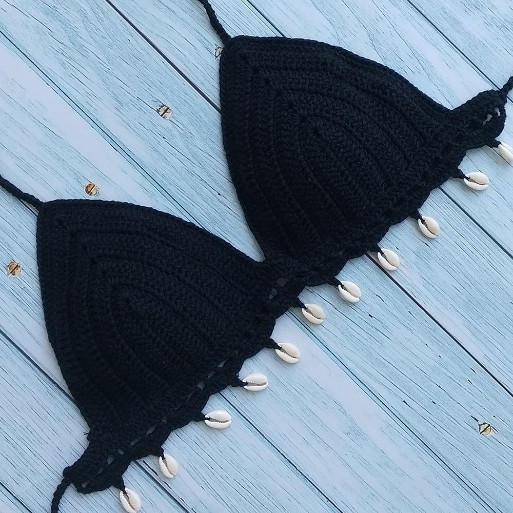 Stylowy biustonosz bikini boho z muszelkami, szydełkowy, wiązany, idealny na wakacje.