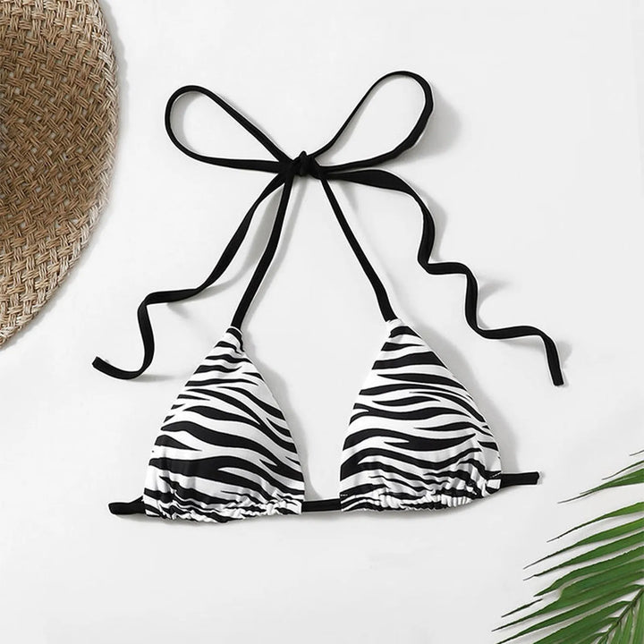 Damski biustonosz kąpielowy bikini w zebrę, klasyczny krój, idealny na plażę i lato. Modny wzór zwierzęcy.