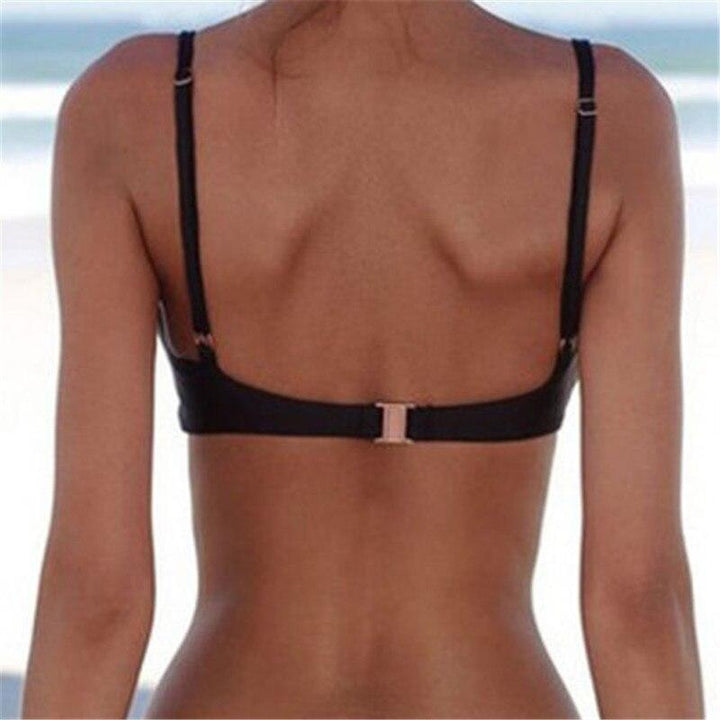 Modny czarny biustonosz kąpielowy bikini damski z cienkimi ramiączkami, idealny strój kąpielowy na plażę.