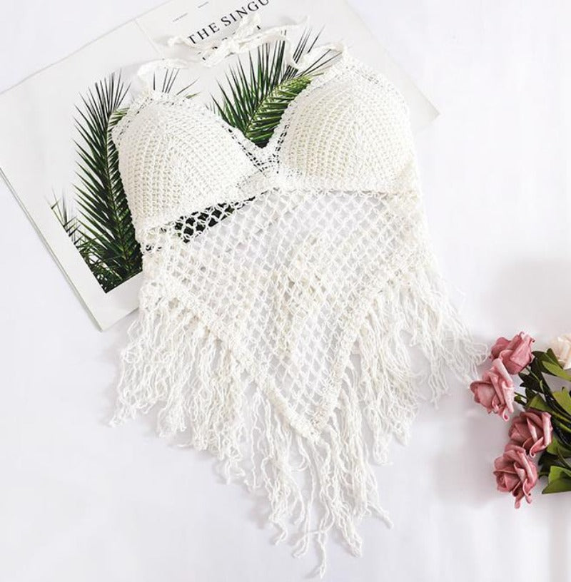 Stylowy damski biustonosz kąpielowy bikini boho z ozdobnymi frędzlami. Idealny strój plażowy na upalne lato.