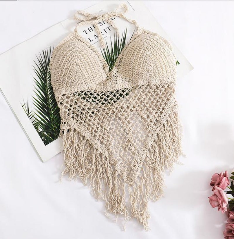 Modny damski top kąpielowy bikini z frędzelkami. Biustonosz plażowy boho, uniwersalny do letniego stroju.