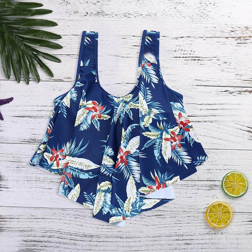Elegancki damski biustonosz kąpielowy z ozdobną falbanką. Góra od stroju bikini, idealna na letnie wakacje.