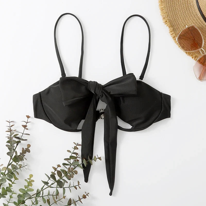 Modny biustonosz kąpielowy z wiązaniem na szyi i plecach. Bikini z wycięciem, idealne na letnie dni.