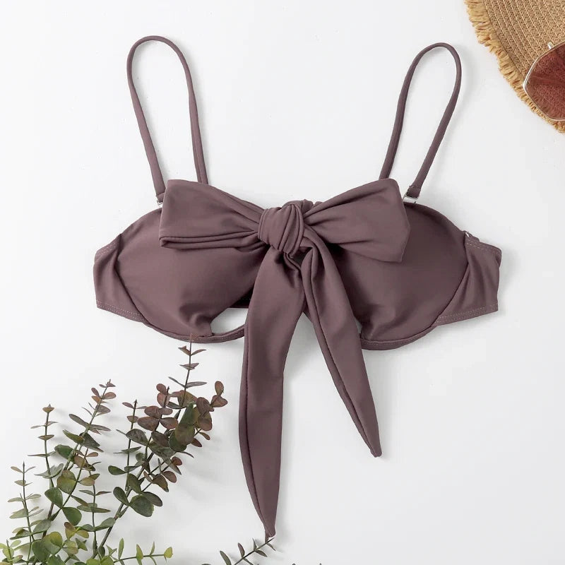 Letni biustonosz kąpielowy bikini z wiązaniem i wycięciem. Elegancki i kobiecy, doskonały na plażę.