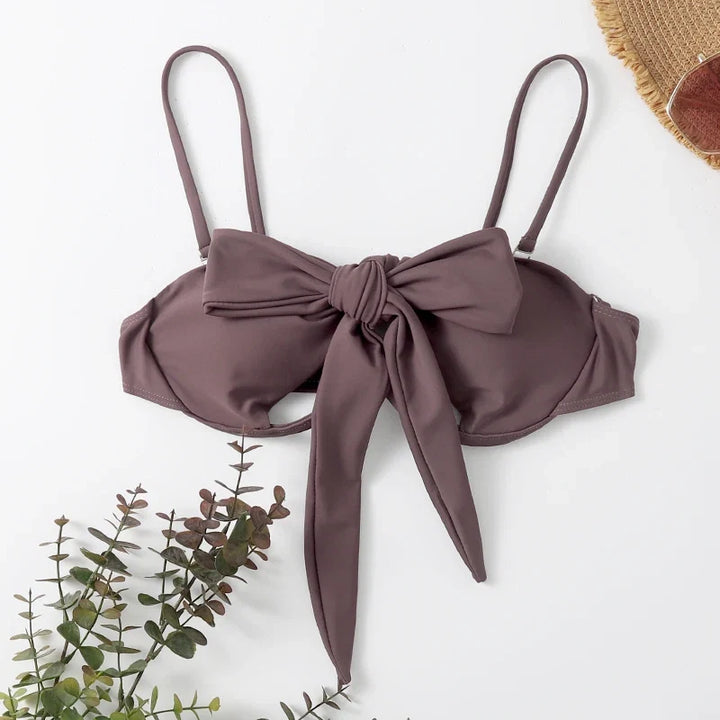 Letni biustonosz kąpielowy bikini z wiązaniem i wycięciem. Elegancki i kobiecy, doskonały na plażę.