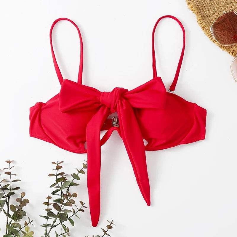 Stylowy biustonosz kąpielowy damski. Bikini z ozdobnym wycięciem i regulowanym wiązaniem.