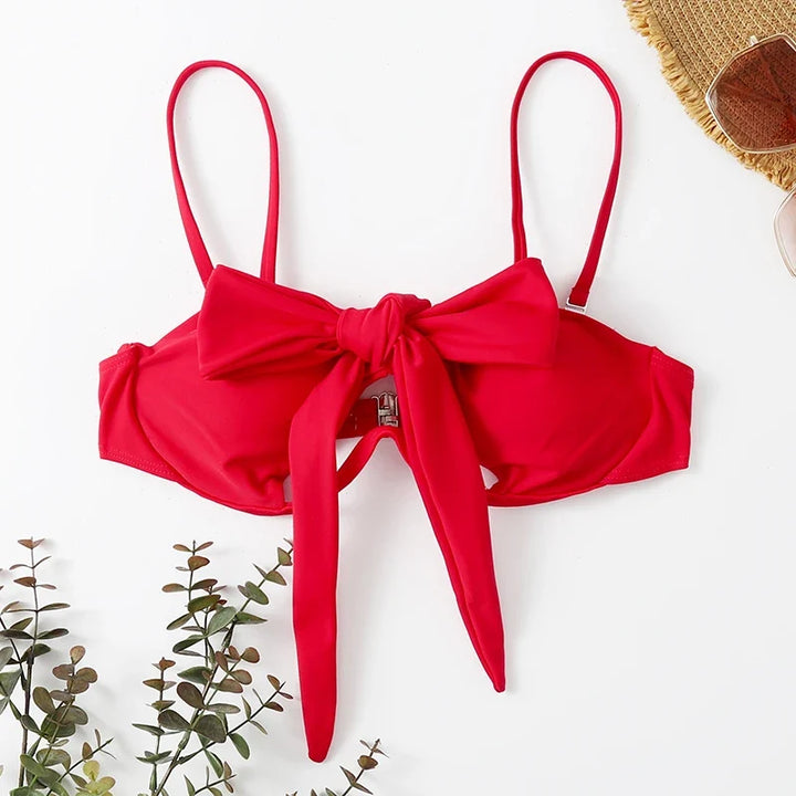 Stylowy biustonosz kąpielowy damski. Bikini z ozdobnym wycięciem i regulowanym wiązaniem.