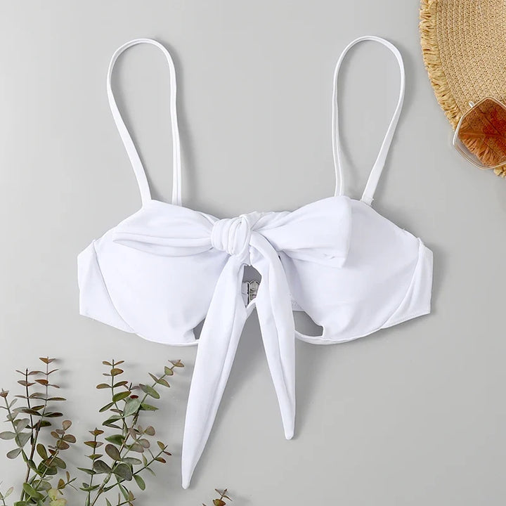 Biustonosz kąpielowy bikini z wiązaniem i modnym wycięciem. Wygodny i kobiecy strój na basen.