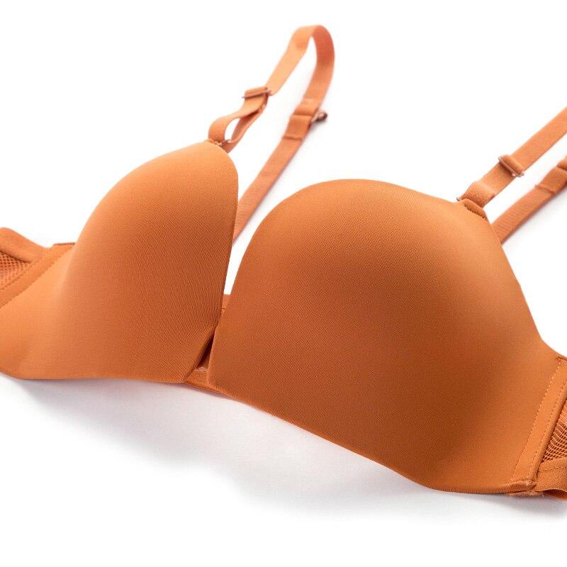 Stylowy damski biustonosz push-up z siateczką, idealny jako elegancka bielizna, komfortowy i modny.