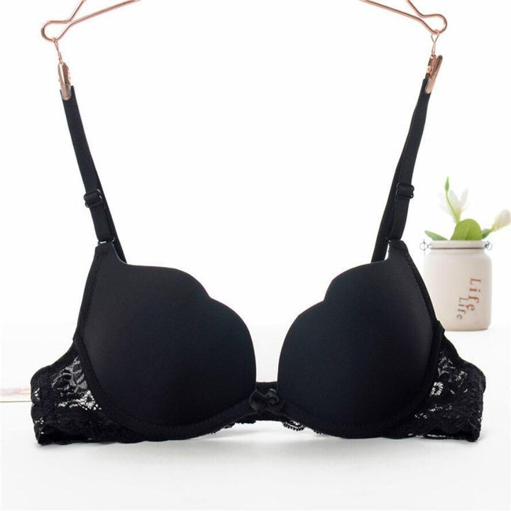 Damski biustonosz push-up z koronką i delikatną falbanką. Elegancka i zmysłowa bielizna dla kobiet.