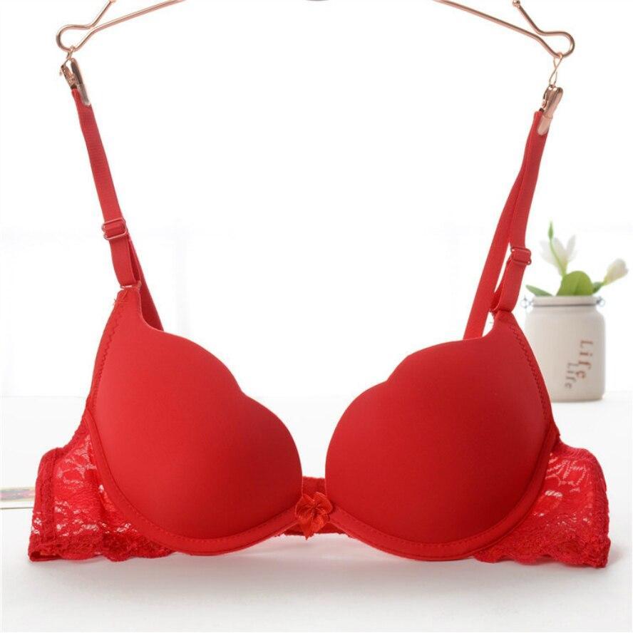 Elegancki damski biustonosz push-up z koronką, falbanką i usztywnianymi miseczkami. Komfortowa bielizna.