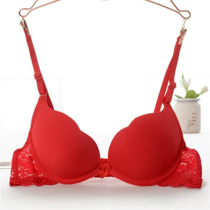 Elegancki damski biustonosz push-up z koronką, falbanką i usztywnianymi miseczkami. Komfortowa bielizna.
