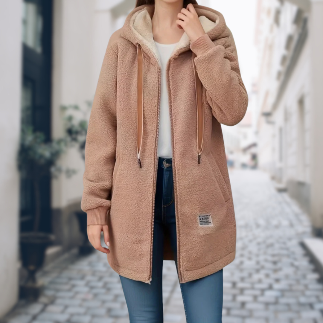Modny damski sweter kardigan oversize z kapturem i polarową podszewką. Komfortowy na zimę.