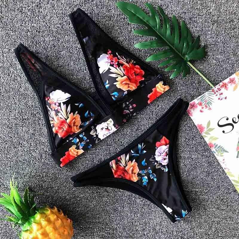 Klasyczny damski strój kąpielowy bikini z siateczką. Czarny, dwuczęściowy, ponadczasowy styl na plażę i lato.