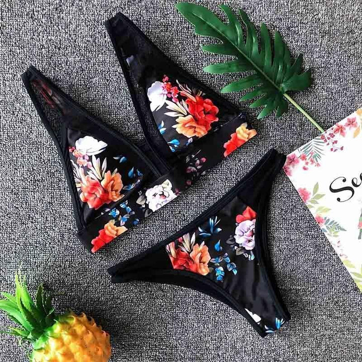 Klasyczny damski strój kąpielowy bikini z siateczką. Czarny, dwuczęściowy, ponadczasowy styl na plażę i lato.