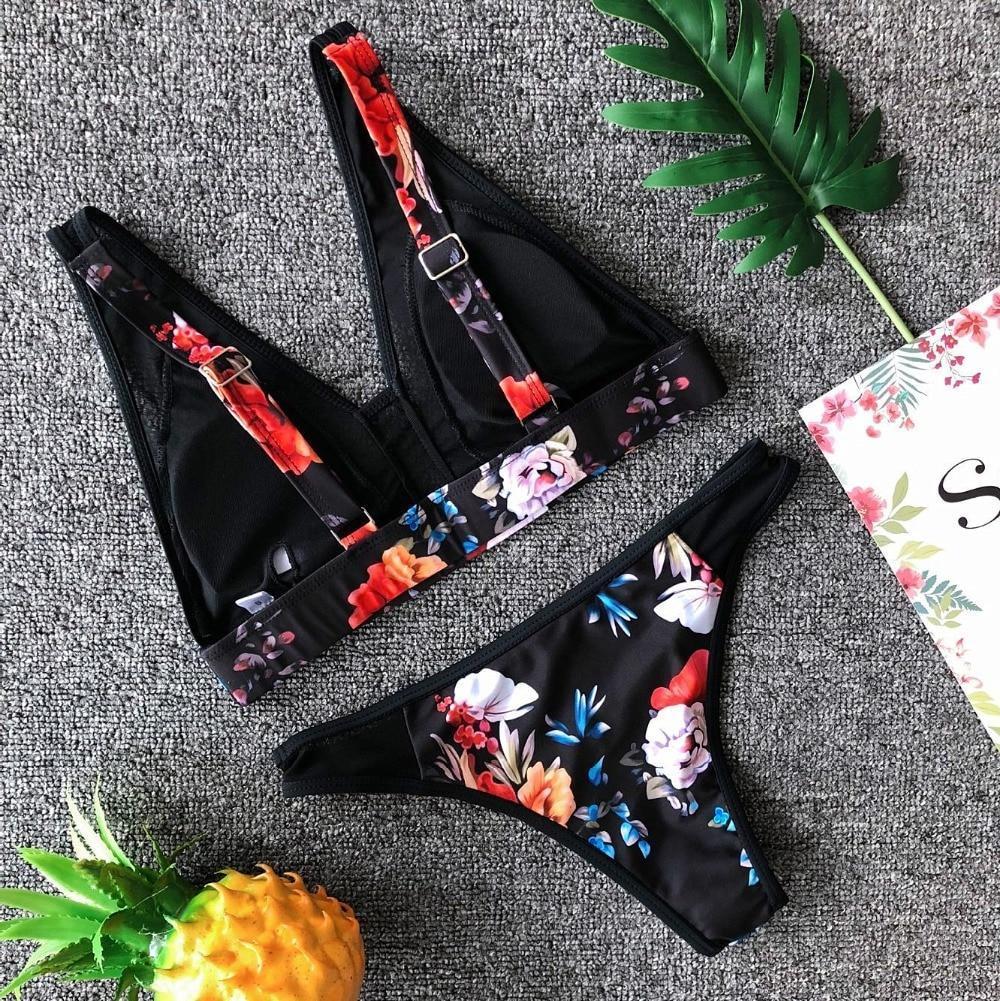 Modny dwuczęściowy damski strój kąpielowy bikini. Czarny z elegancką siateczką, wygodny fason na lato i plażę.