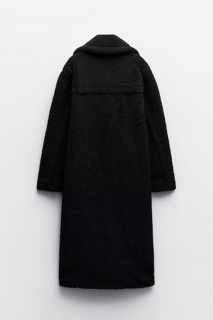 Dwurzędowy długi płaszcz damski, dostępny w beżu i czerni, luźny krój. Elegancki element garderoby.