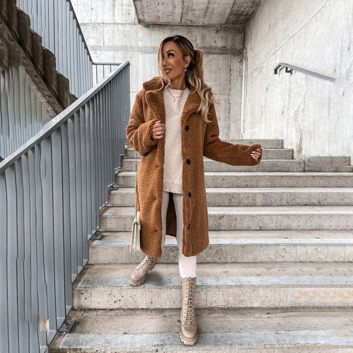Elegancki brązowy płaszcz zimowy damski, długi i ciepły, idealny do modnych stylizacji.