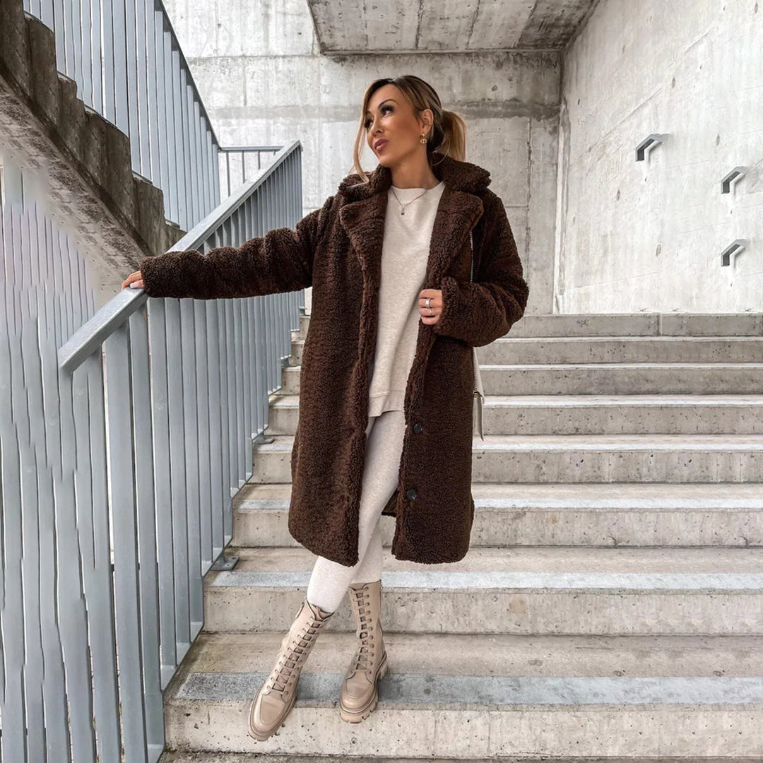 Komfortowy i długi płaszcz zimowy damski, elegancki krój oversize do zimowych stylizacji.