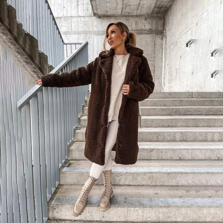 Komfortowy i długi płaszcz zimowy damski, elegancki krój oversize do zimowych stylizacji.