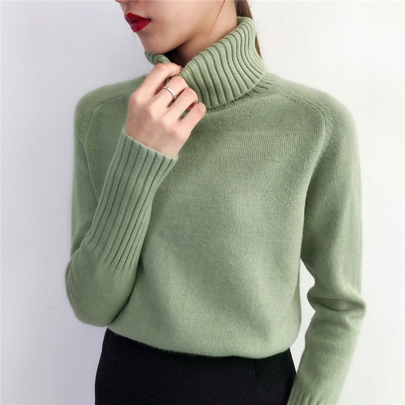 Damski dopasowany sweter z golfem, idealny na jesień i zimę. Elegancki i modny, podkreśla sylwetkę.