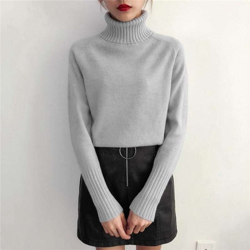 Elegancki dopasowany sweter damski z wysokim golfem. Modna odzież idealna na chłodne dni.