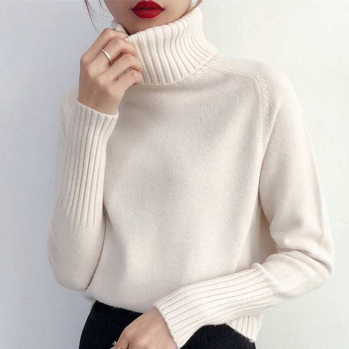 Klasyczny damski sweter z golfem, w jednolitym kolorze. Podstawa eleganckiej zimowej stylizacji.