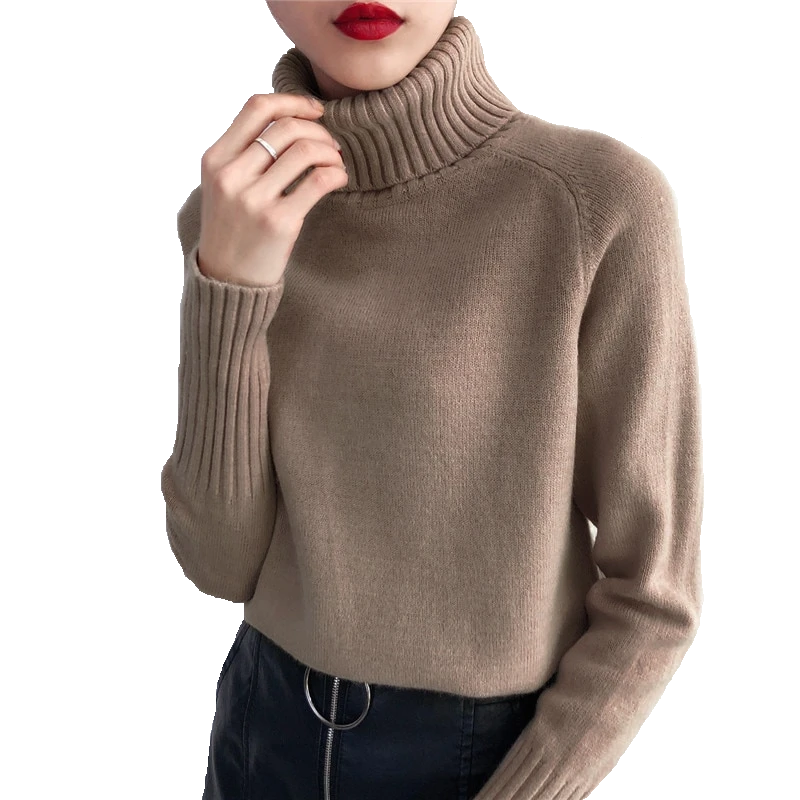 Modny damski sweter golf, dopasowany krój dla eleganckiego wyglądu. Idealny na jesień i zimę.